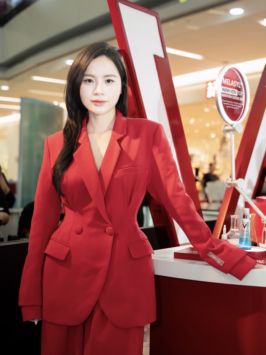Dược sĩ Hằng Ngọc tại khu trưng bày của Vichy