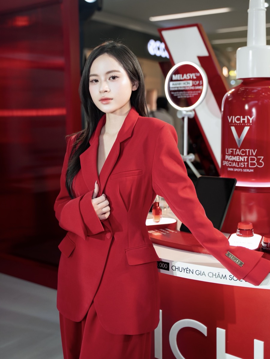 Dược sĩ Hằng Ngọc bên mô hình sản phẩm tại sự kiện